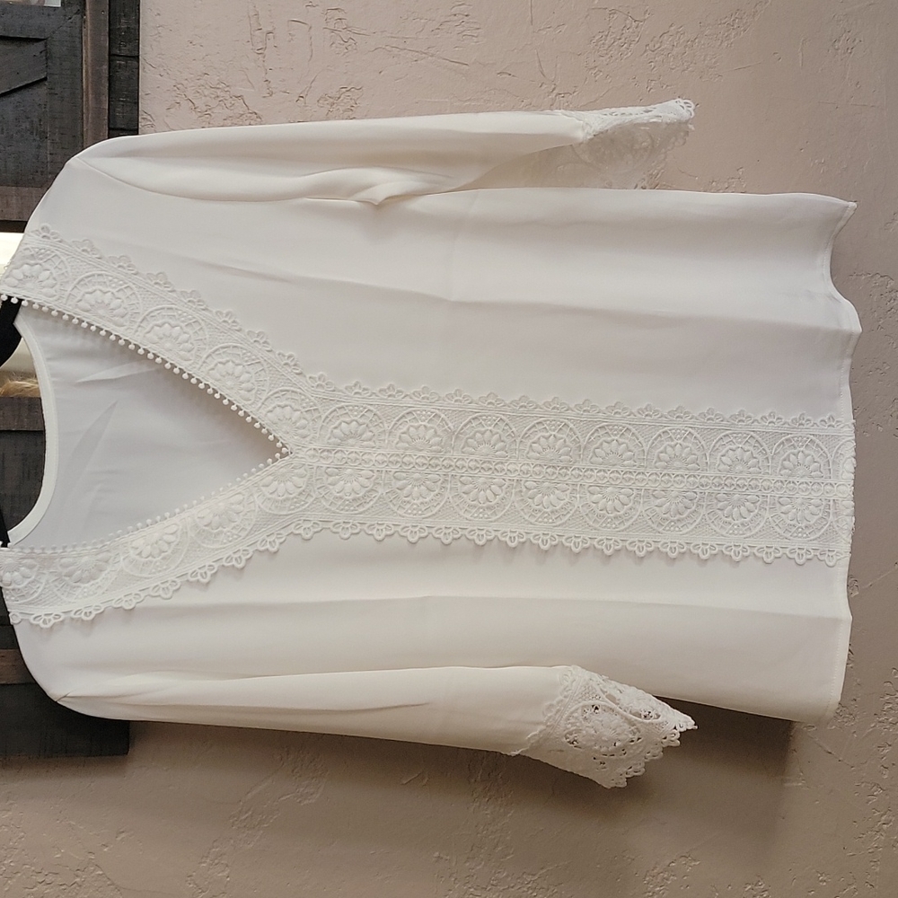 Blouse with lace accent
